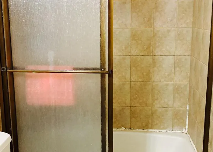 B1 A Private In Downtown With Desk And Wi-fi Near Everything Habitación en casa particular Naperville