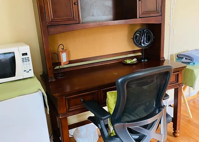Hospedagem domiciliar B1 A Private In Downtown With Desk And Wi-fi Near Everything *